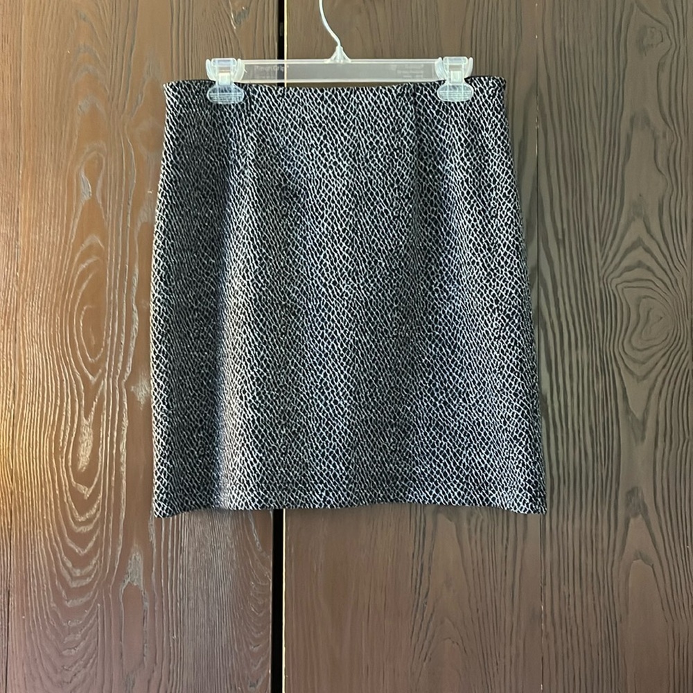 Simply Manakin black and white patterned pencil skirt. Size 10.